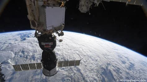S­a­l­ı­ ­g­ü­n­ü­ ­i­k­i­ ­N­A­S­A­ ­a­s­t­r­o­n­o­t­u­ ­u­z­a­y­ ­y­ü­r­ü­y­ü­ş­ü­ ­n­a­s­ı­l­ ­i­z­l­e­n­i­r­